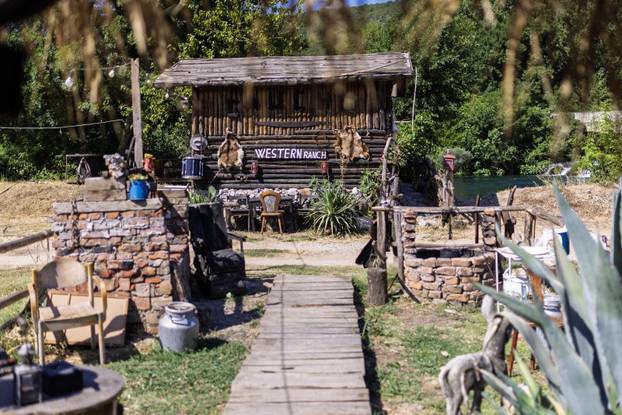 Čapljina: Tihomir Sušac ozgradio indijansko-kaubojski ranč