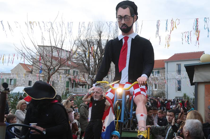 Zagrebački gradonačelnik Tomislav Tomašević bio je krnja na maškarama u Kaštel Kambelovacu