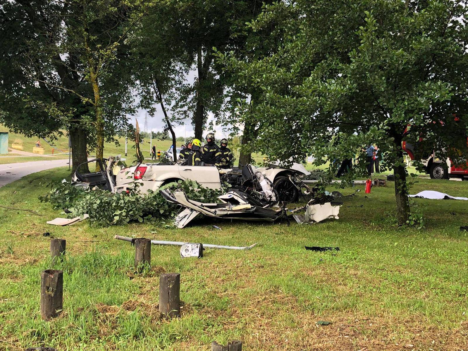 Stravična nesreća na Jarunu: Jedan mrtav u smrskanom autu