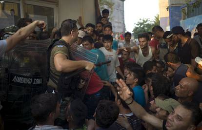 Napeto u Grčkoj: Na izbjeglice su bacili suzavac i šok bombe
