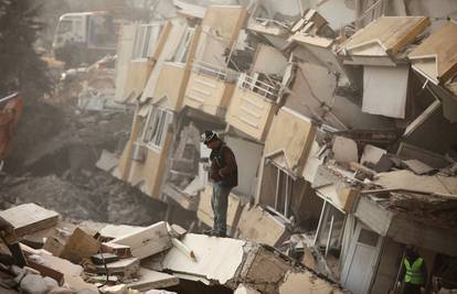 Broj mrtvih nakon potresa veći od 25.000, u Turskoj uhićenja građevinara, Sirijci u očaju...