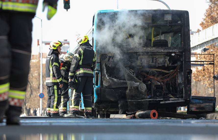 Zagreb: Vatrogasci ugasili poÅ¾ar na autobusu ZET-a na izlasku iz naselja Dugave