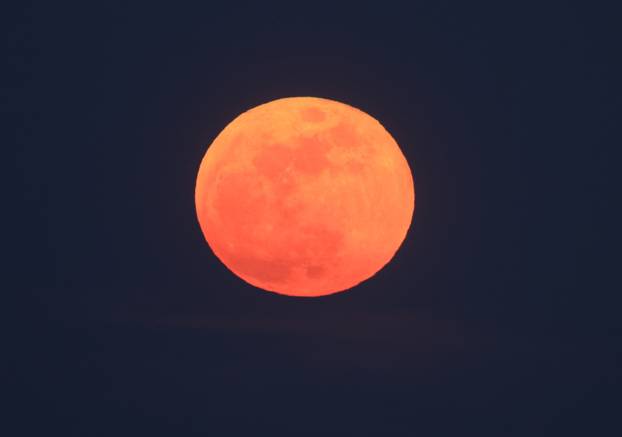Krvavi Mjesec tijekom potpune pomrčine Mjeseca iznad Samobora 