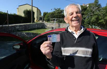 Vozi i u 97-oj! Toni iz Rapca je najstariji vozač u Hrvatskoj
