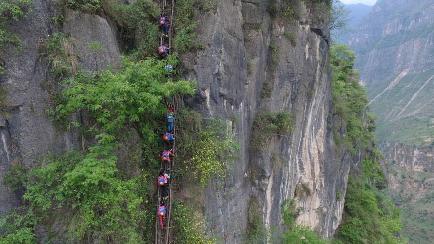 Pupils Climb Vines Down 800-meter Cliff To School