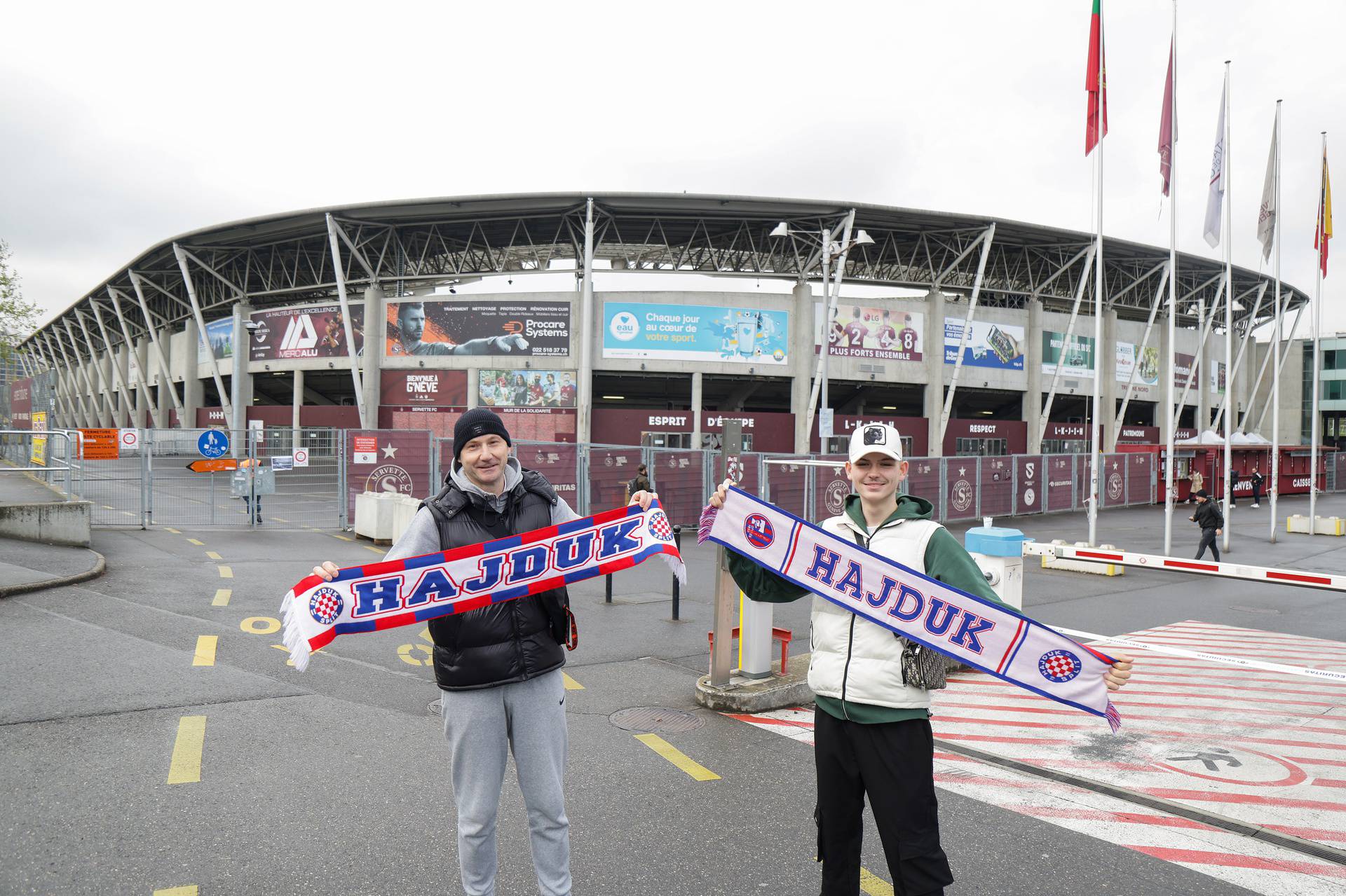 Navijači Hajduka skupljaju se ispred ženevskog stadiona uoči polufinalnog ogleda juniora Hajduka i Milana