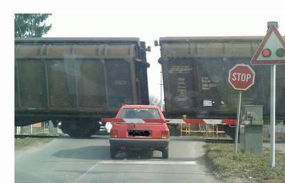 Kutina: Žena je zaustavila auto između rampe i vlaka