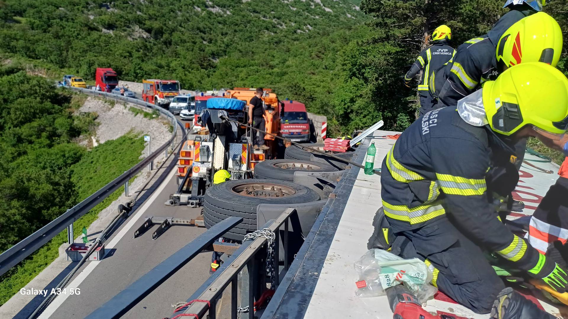 VIDEO Kamioni smrskani nakon sudara kod Klenovice, vozača helikopterom vozili u bolnicu