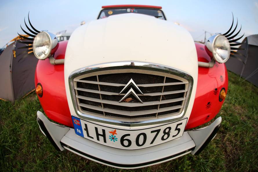 Spačeki okupirali Trg: Ma ovo je naš automobilski Woodstock