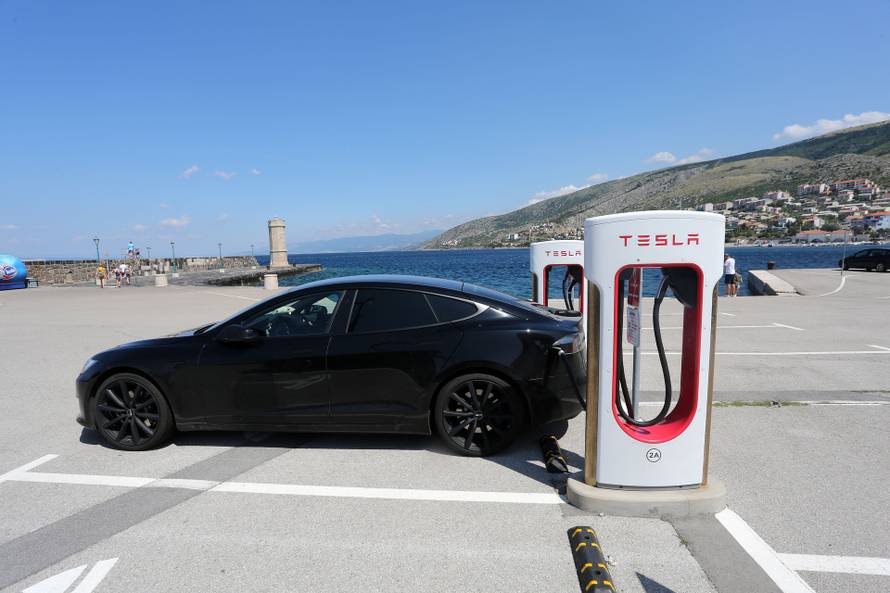 Tesla na punionici u Senju