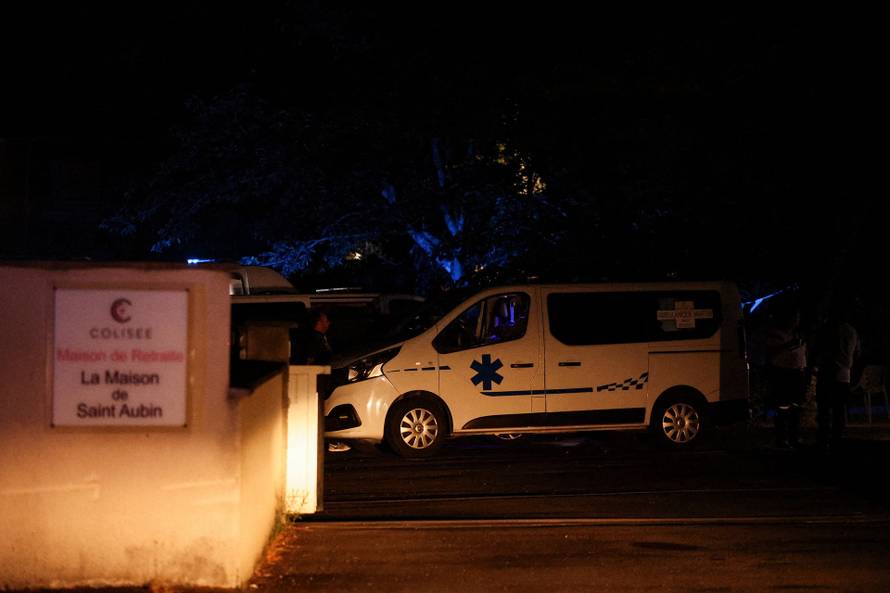 Evacuated residents leave Saint-Aubain-de-Medoc