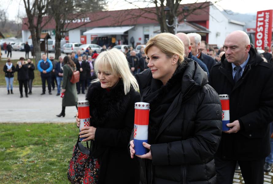 Kolinda polagala vijence, palila svijeće i slavila Novu godinu