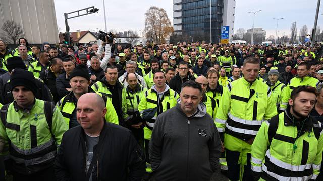 Zagreb: Prosvjed radnika Čistoće koji su nezadovoljni svojim primanjima