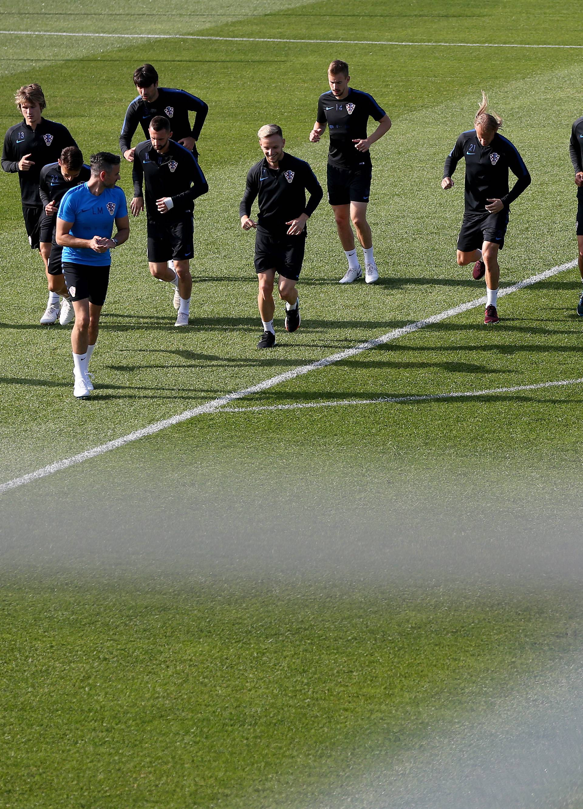 Trening pospanih igrača počeo je neplaniranim tuširanjem...