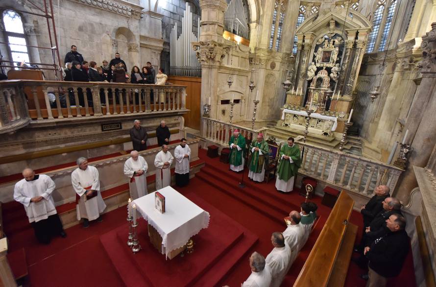 Hrvati manje vjeruju Crkvi, ali i sve manje vjernika ide na misu