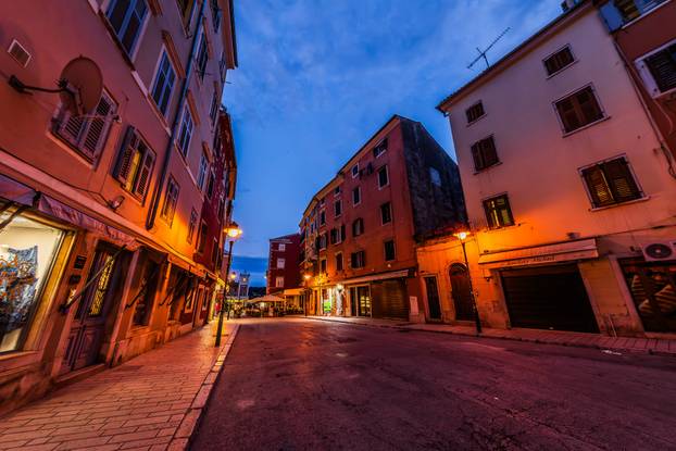 Gradske fotografije u sumrak grada Rovinja