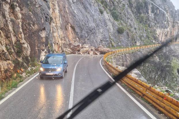 FOTO/VIDEO Gromade zatrpale cestu kod Makarske! HC prije 10 dana: 'Tu nema šanse za odron'