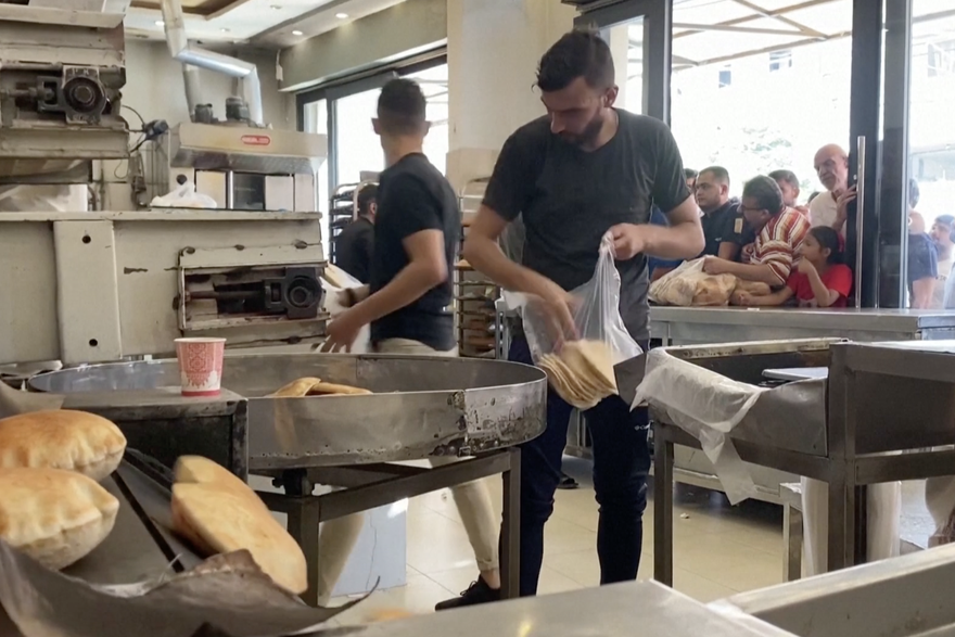 Palestinci stoje u redu u pekari Khan Younis