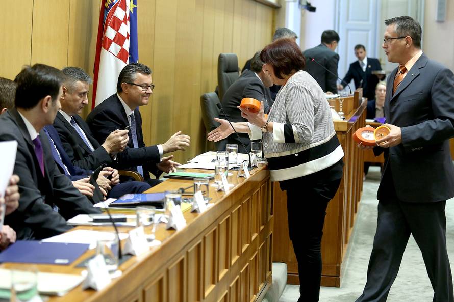 HNS-ovci poklonili budilice i poručili Vladi da se probudi