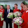 Dok bijesni rat u Ukrajini, Putin pozira okružen ženama. Donio im je svima i bukete cvijeća