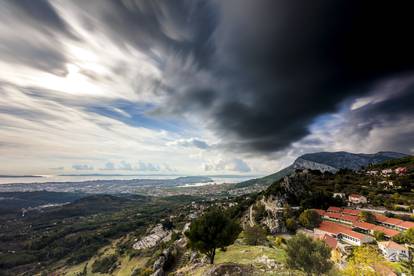 Promijenjiv dan na nebu iznad Splita snimljen s kliške tvrđave