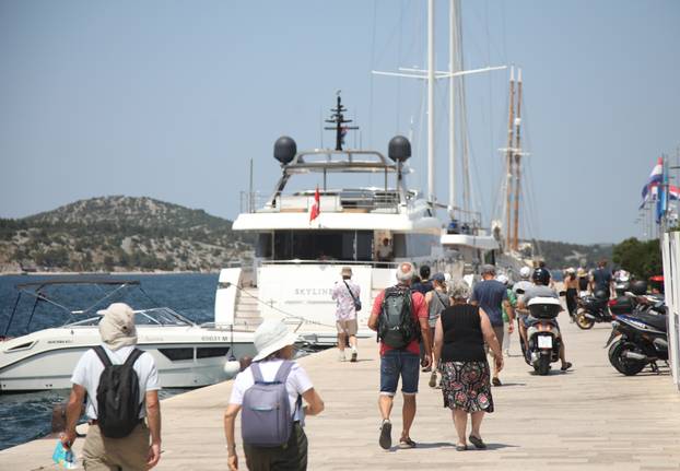 Šibenik: Po najve?oj temperaturi turisti razgledavaju ljepote grada