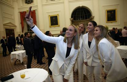 Dame u bijelom: Donna i ekipa zablistale na večeri u Fed Cupu