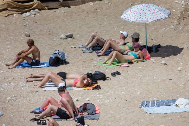 Plaže u Dubrovniku pune su kupača 