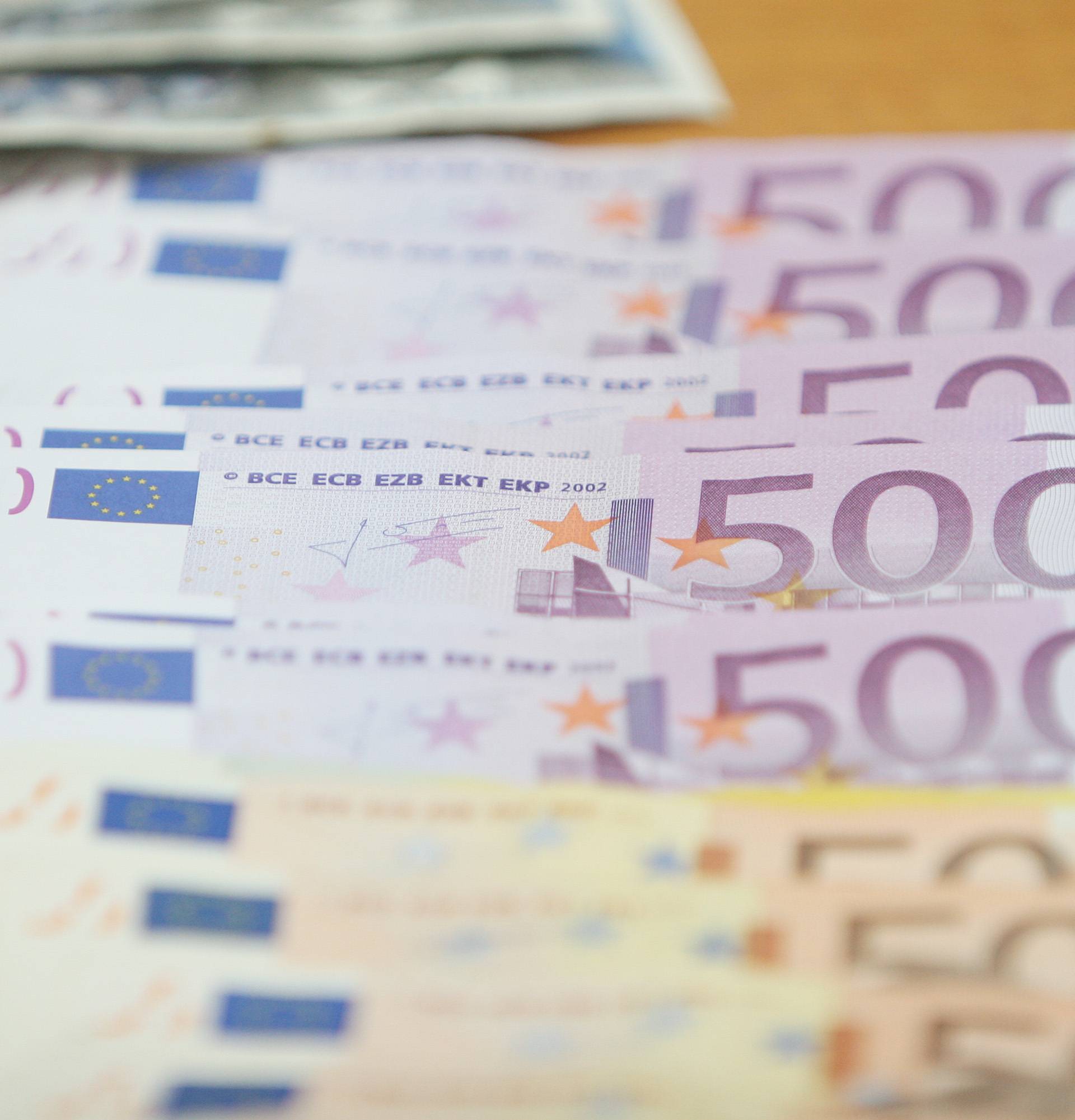 Žena pronašla 20.000 eura na bankomatu i odmah ih vratila