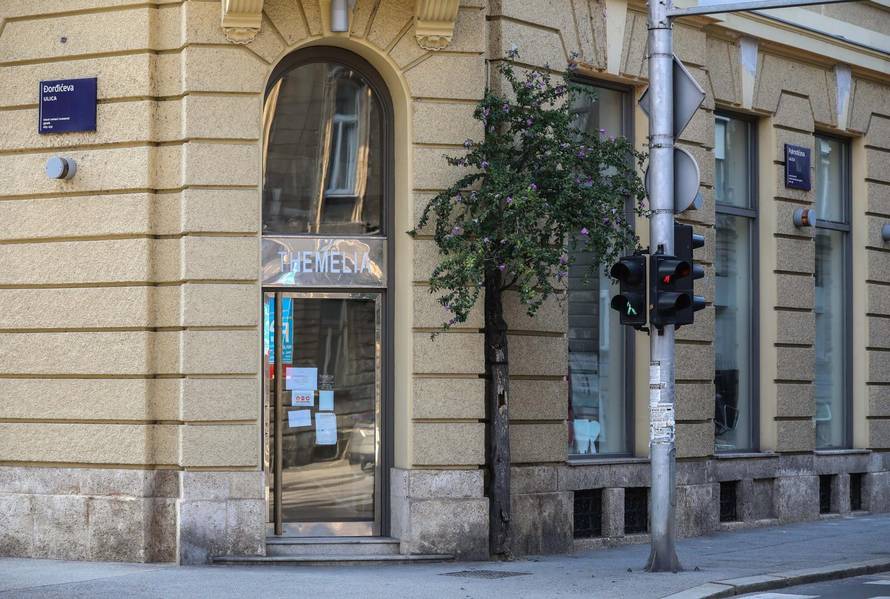 Zagreb: Drvo raste iz zgrade u centru grada