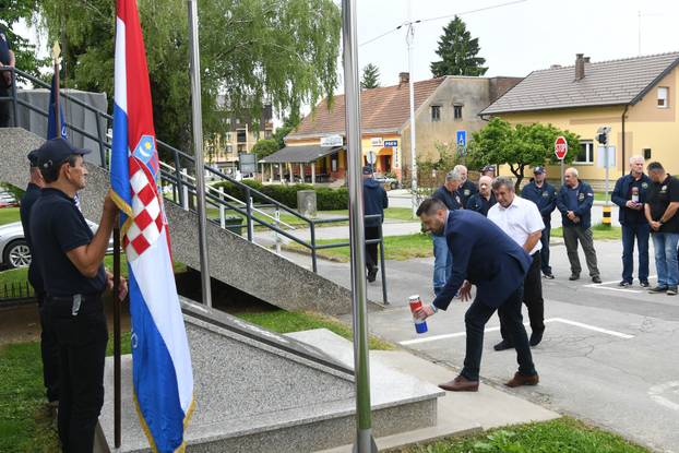 Branitelji iz Grubišnog Polja obilježili Dan državnosti nošenjem desetometarskog barjaka i muzičarima na traktorskoj prikolici