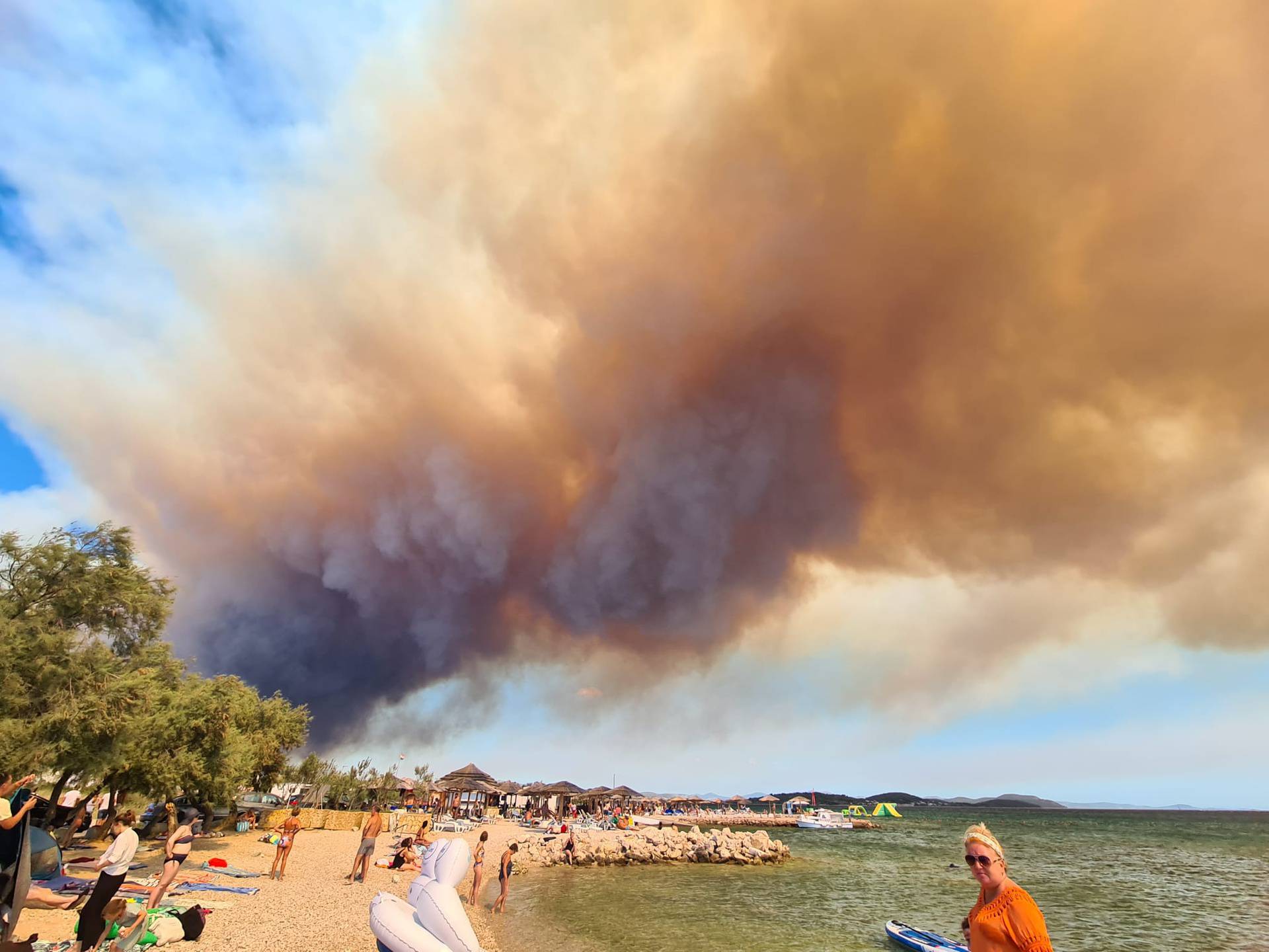 UŽIVO Požari u Zatonu i Raslini kod Šibenika još uvijek nisu pod kontrolom: 'Pomoć i dalje stiže'