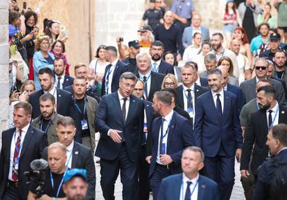 FOTO Zelenski s Plenkovićem u šetnji po Stradunu. Gužva kao usred ljeta i jako osiguranje