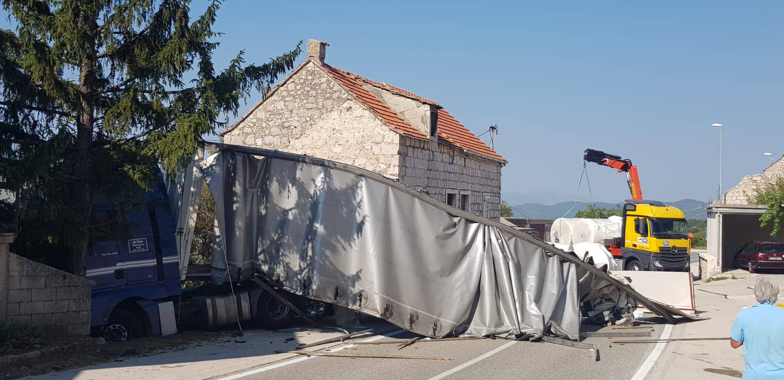 Video: Kamionom se zabio u kuću, prebacili su ga u bolnicu