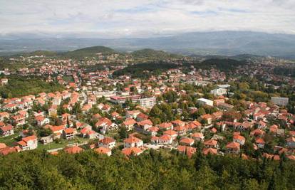 Sinj: Pucnjevima iz puške tjerao djecu s trešnje