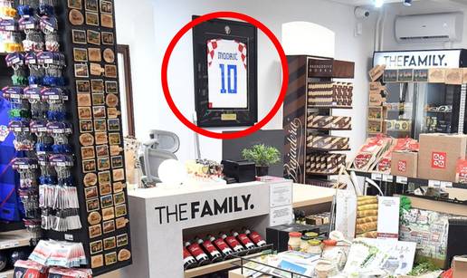 FOTO Bili smo u Dalićevu 'The Family shopu': Potpisani dres Luke Modrića prodaju za 550 €