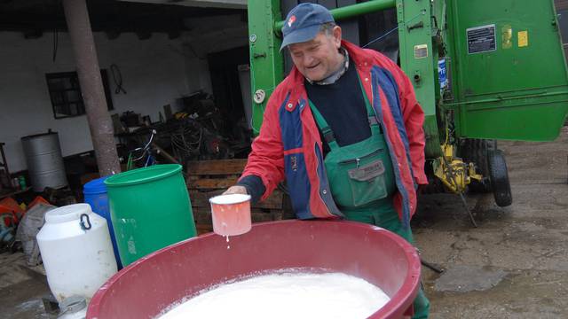 Slavonski Brod: Više od 5000 litara mlijeka ?eka transport i dogovor ministra i bioenergana