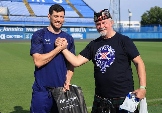 Zagreb: Udruga Tartan Army Croatia uručila je Scottu McKenni plaketu za doživotno članstvo u udruzi