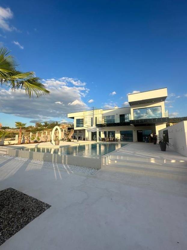 FOTO Luksuzni spektakl! Što mislite koliko stoji ova vila prvi red do mora u Novigradu?