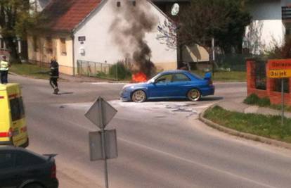 Subaru se zapalio na raskrižju nakon sudara s kamionom