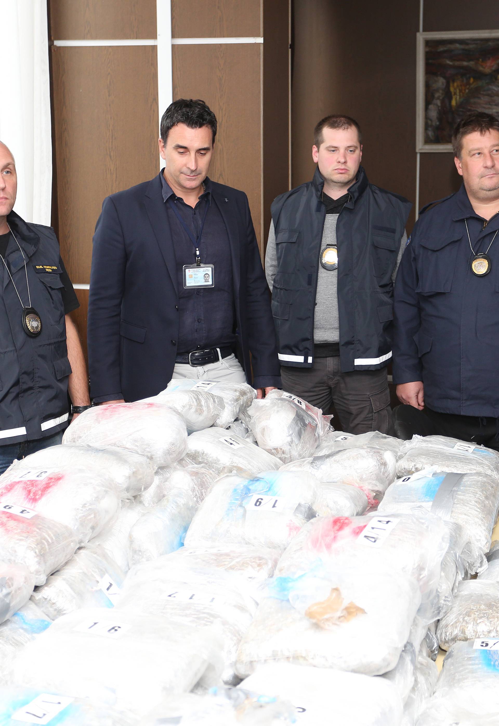 Karlovac: Policija zalijenila oko 300 kilograma marihuane na autocesti A1