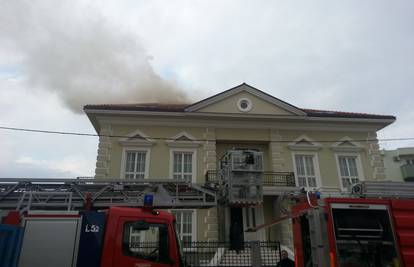 Izgorjelo krovište obiteljske kuće, požar ugasili vatrogasci