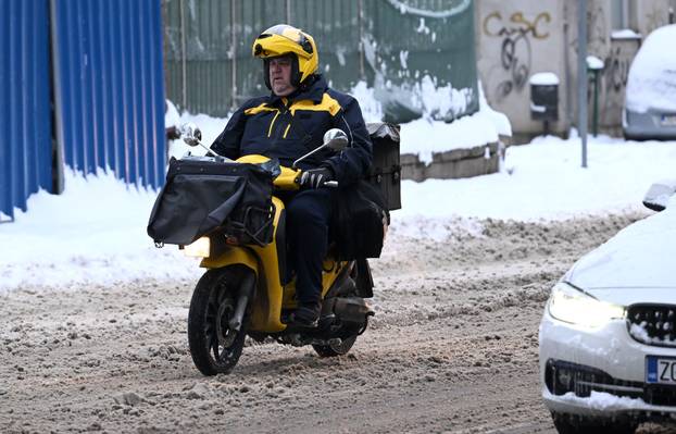 Zagreb: Snijeg zabijelio grad