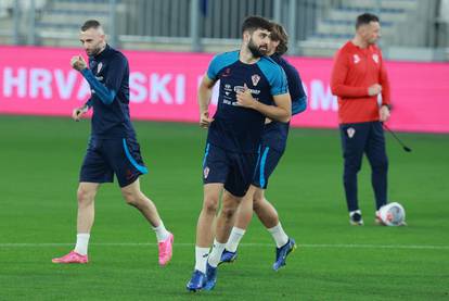 FOTO 'Vatreni' odradili trening pod reflektorima Opus Arene, Petković je trenirao odvojeno...