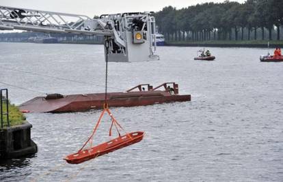 Amsterdam: Teretni brod prevrnuo trajekt i putnike