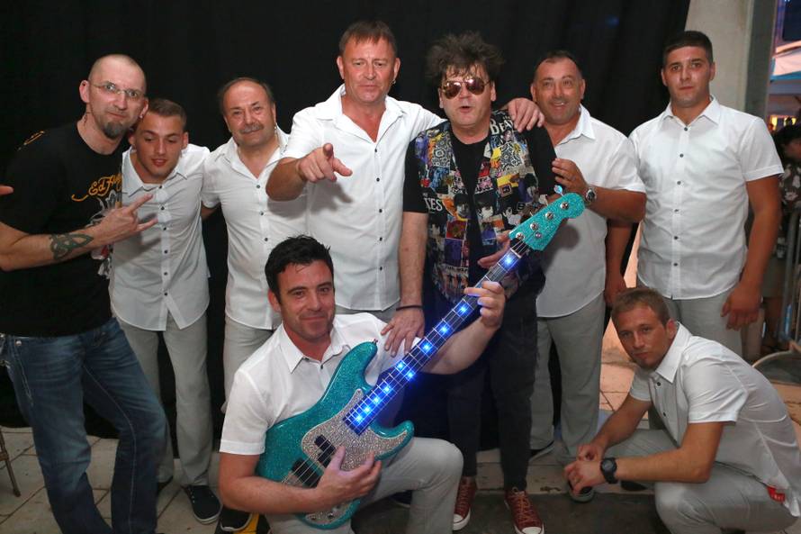 Bubnjar: Otjeran sam iz benda! Žera: Pa čovjek neće svirati...