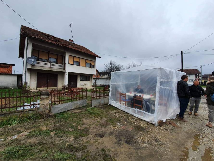 Obitelj šest dana živi u šatoru: 'Evo, susjedu preko puta su dovezli kućicu, a nama ništa'