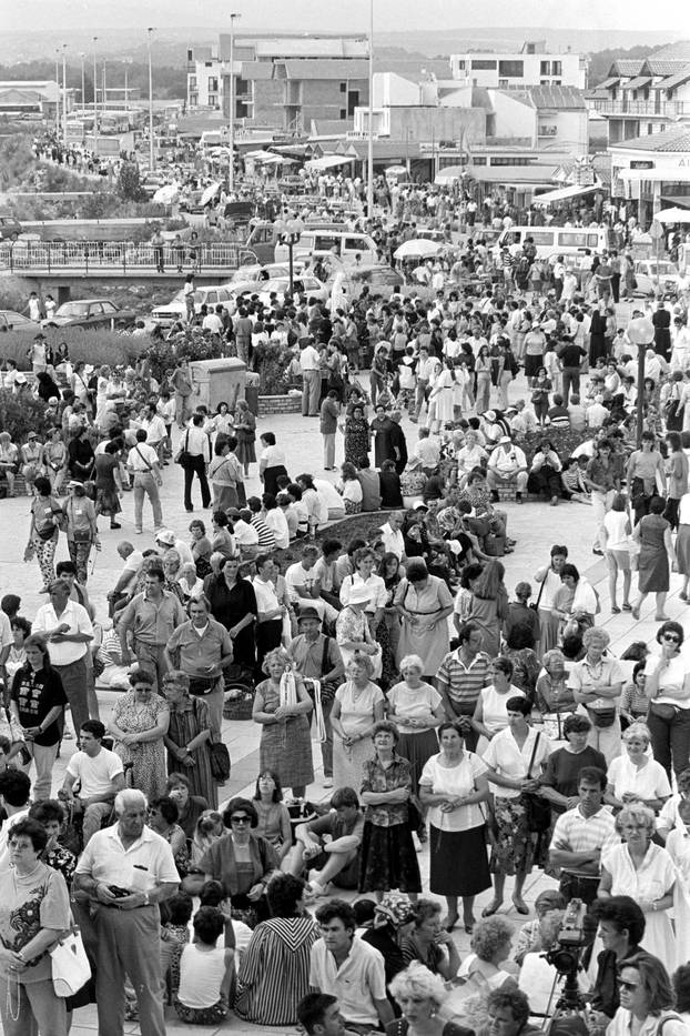Brojni vjernici na obilježavanju 10. godišnjice ukazanja u Međurgorju, 25.6.1991.