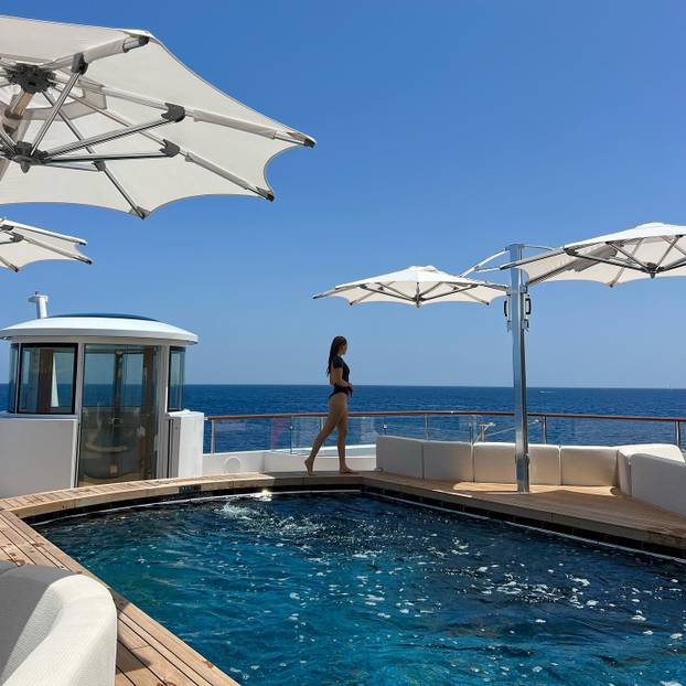 FOTO Ova olimpijka može sve. Na skijama osvaja medalje, a u tangicama podsjeća da je model