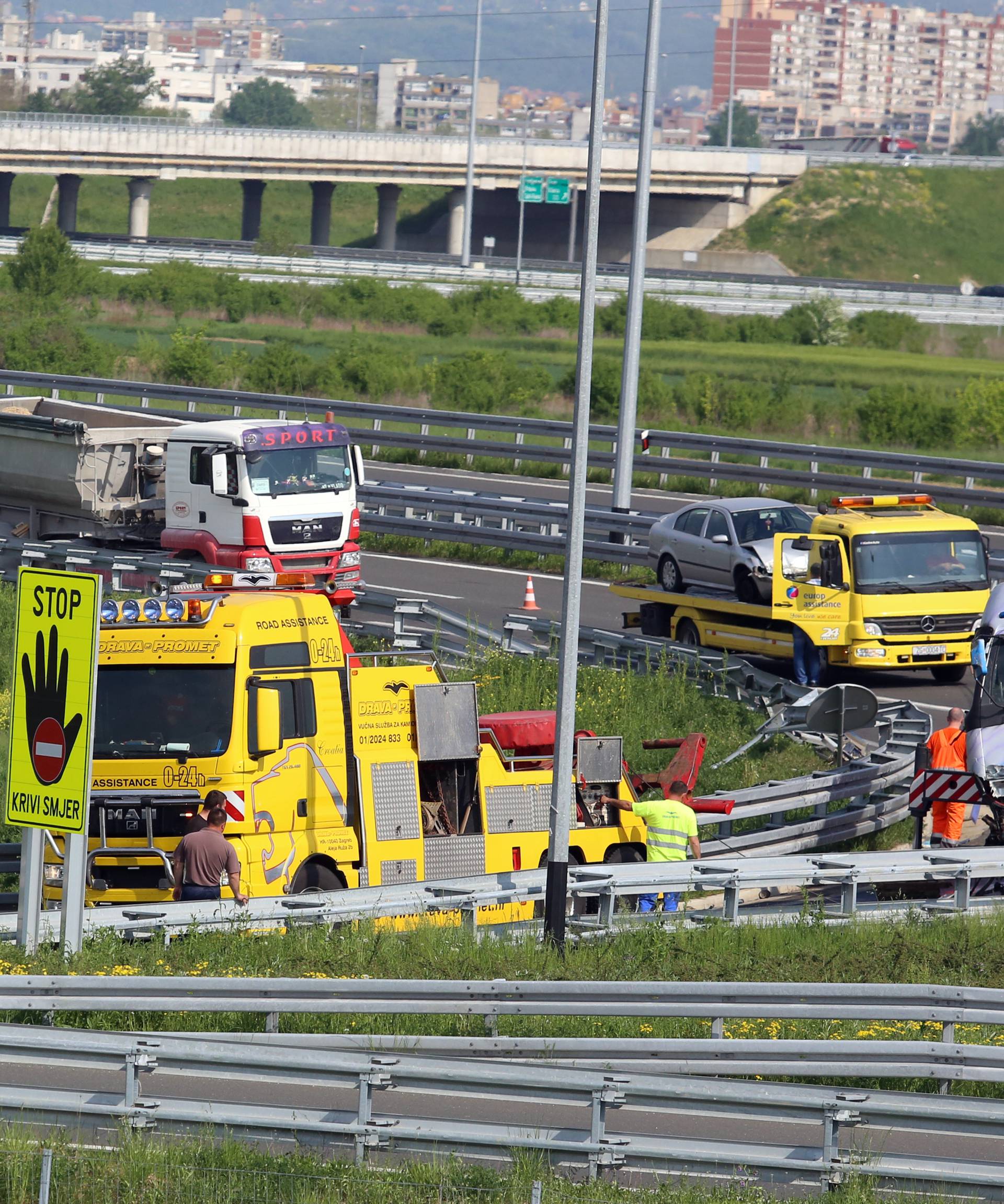 Nesreća kod čvora Veliko Polje: Sudarila se dva tegljača i auto